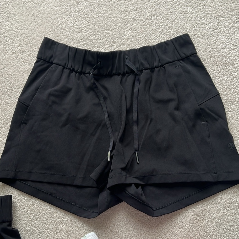 Lululemon on the fly mid-rise short 2.5”